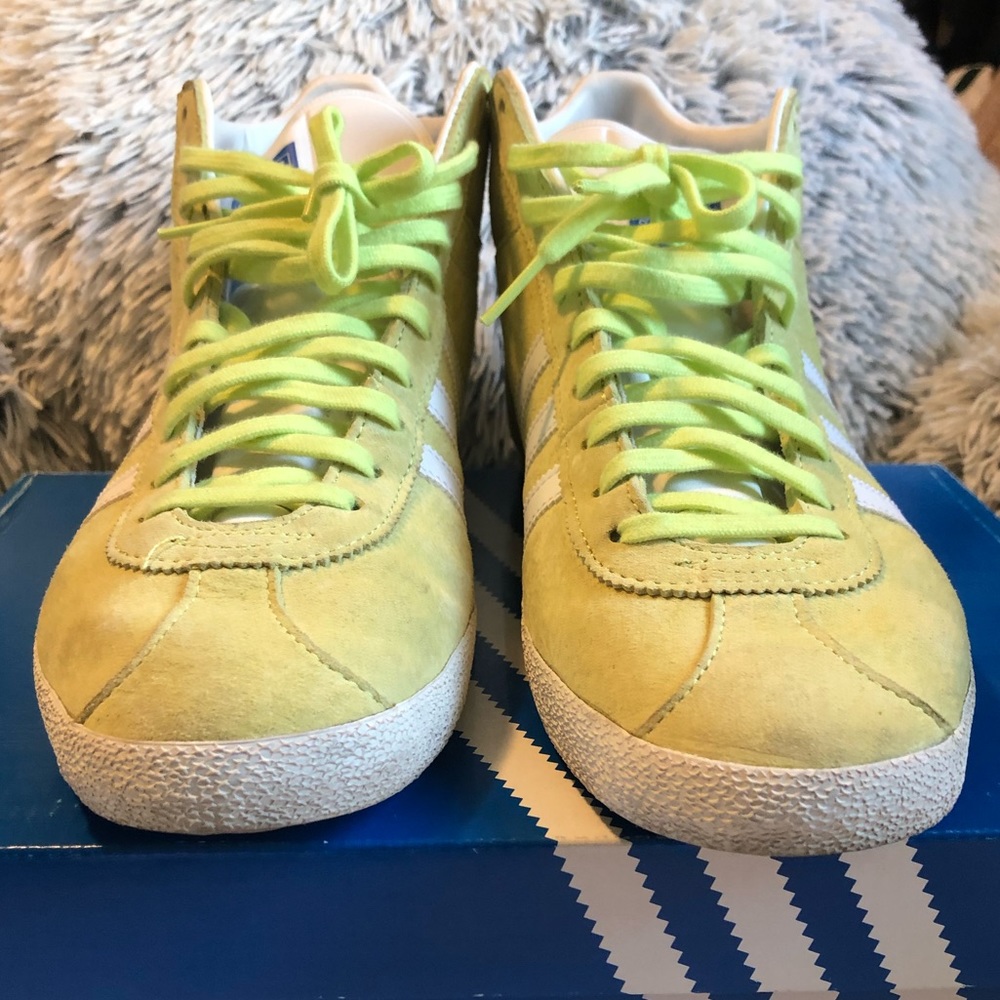 Gazelle OG Mid Ed W in color Glow
